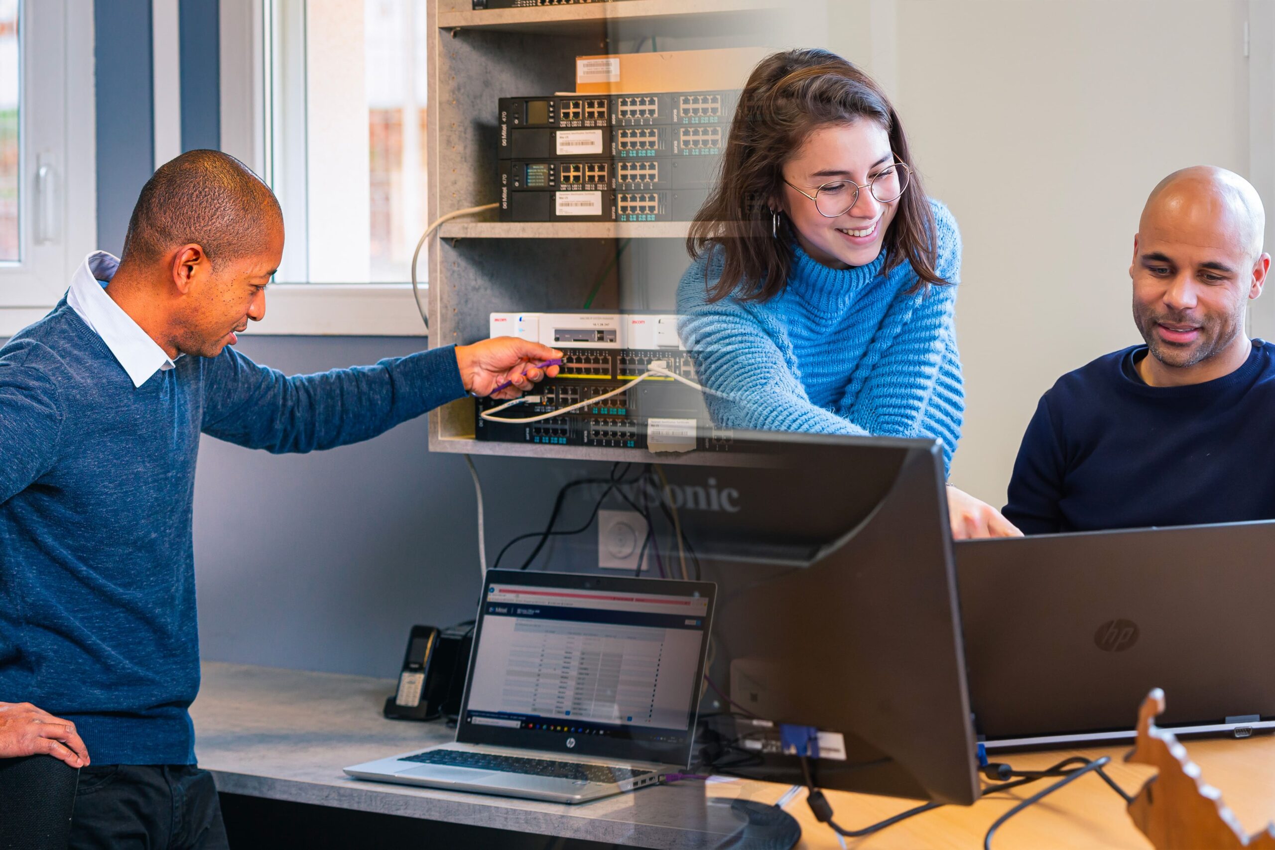 Équipe CTR Santé travaillant sur des équipements IT